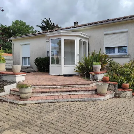 Holiday home Confort Avec Jardin, Proche - Fr-1-476-208 *