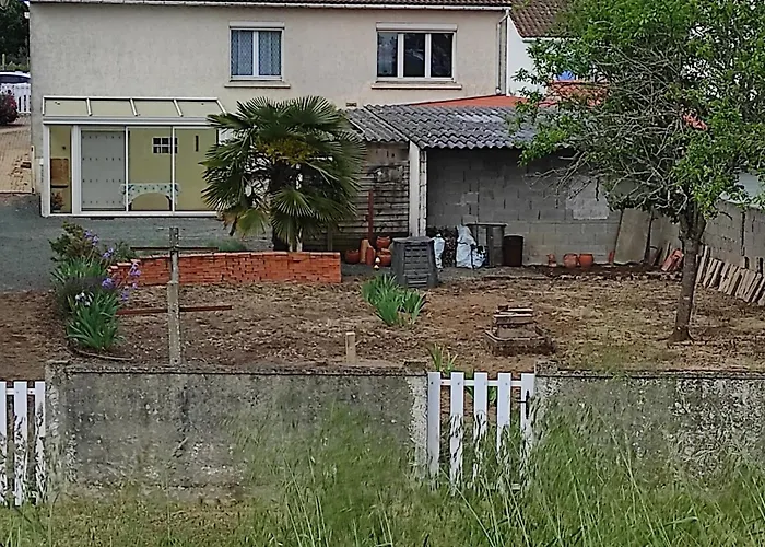 Maison Spacieuse Avec Jardin Près De La à - Fr-1-476-208 *